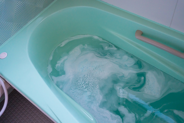 葛飾区_水が溜まっている風呂釜(ミントカラー)画像